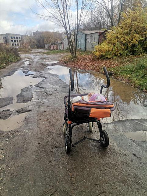 Жители дома на проспекте Строителей 5 лет бьются с провалами на дороге